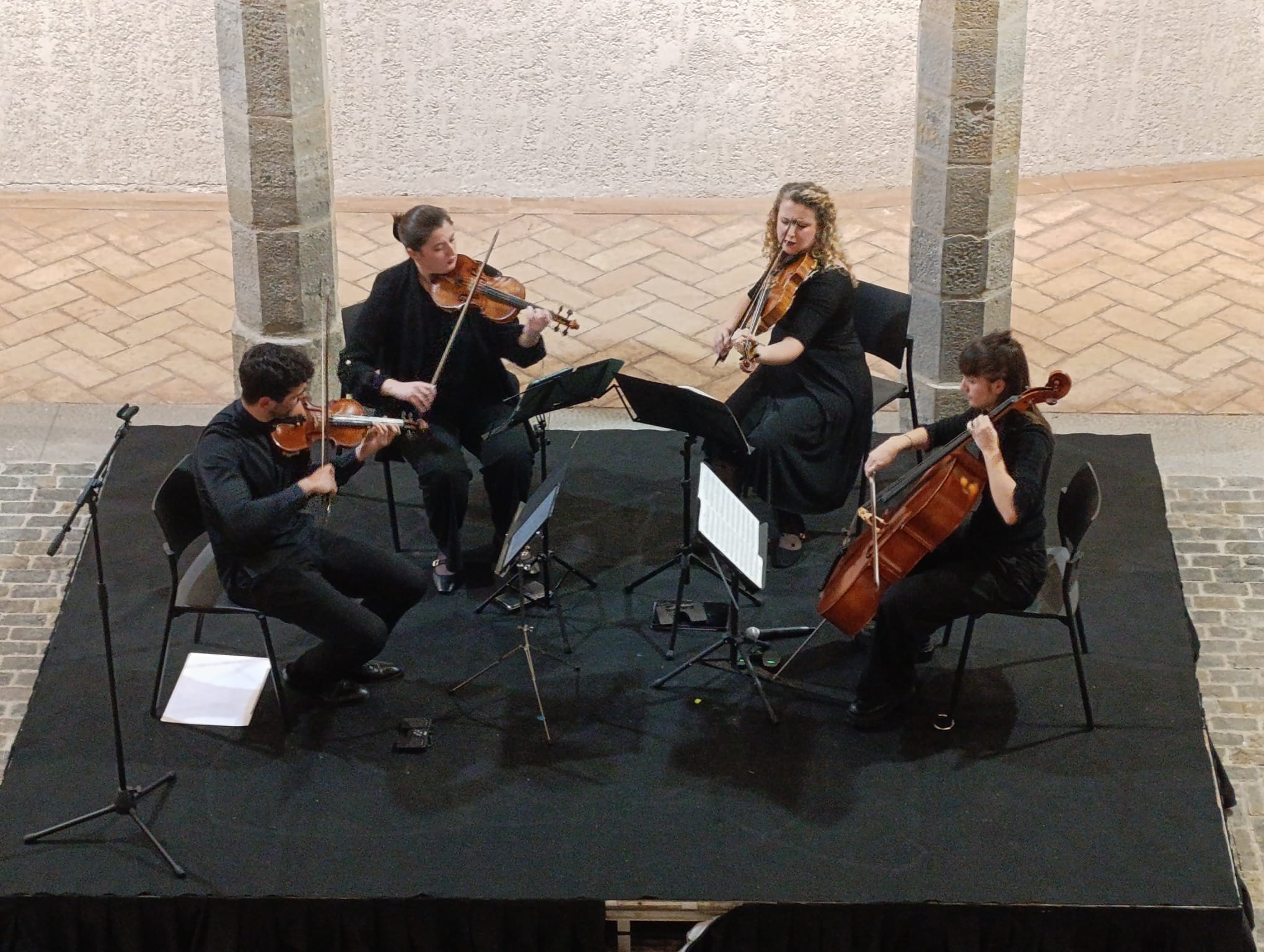 Aralar Quartet tocando sobre un escenario entre columnas de piedra, visto desde arriba