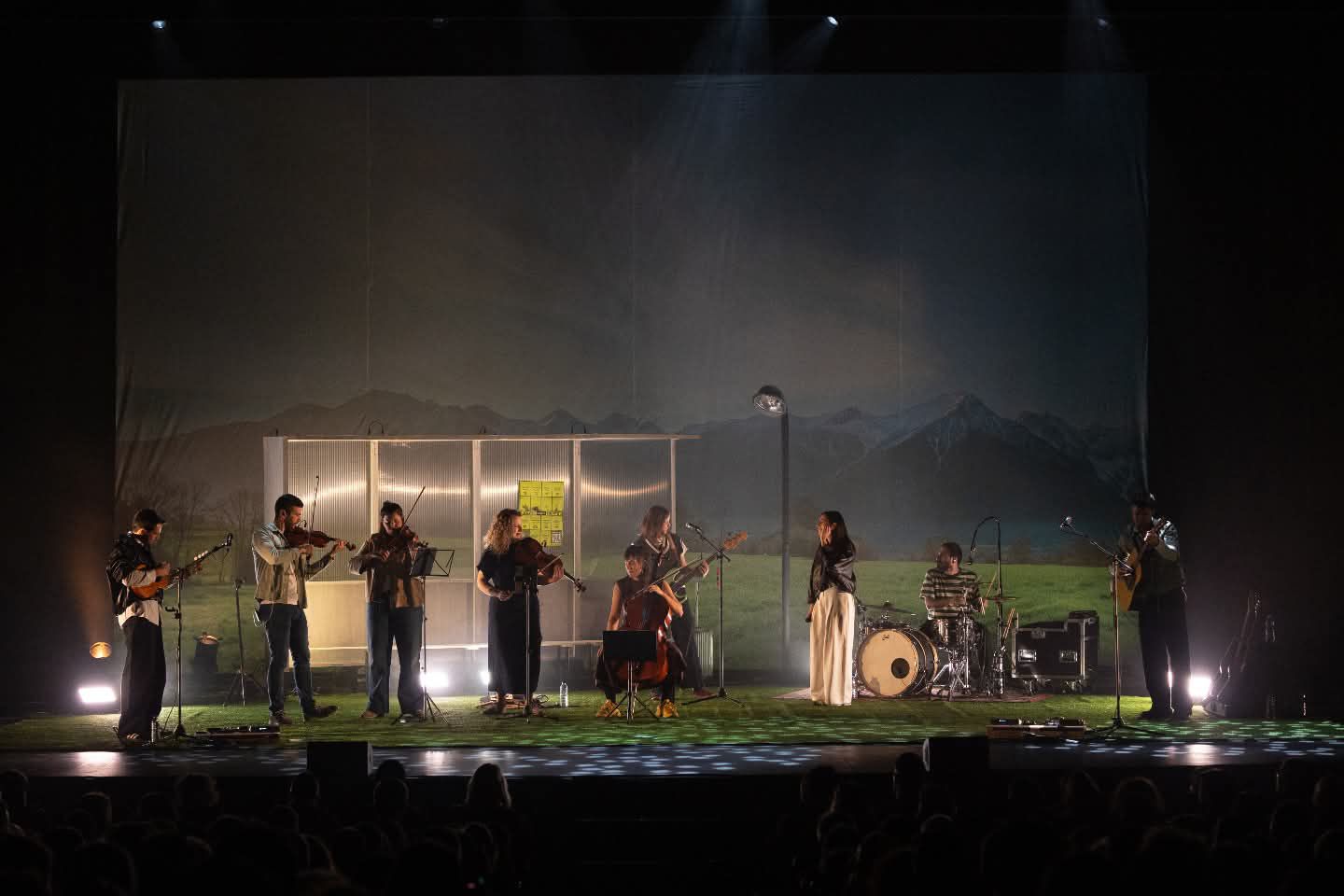 Aralar Quartet compartiendo un escenario iluminado con otros músicos ante el público