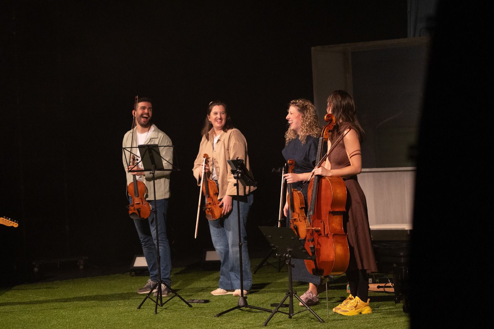 Los cuatro integrantes de Aralar Quartet sonriendo con sus instrumentos sobre un escenario