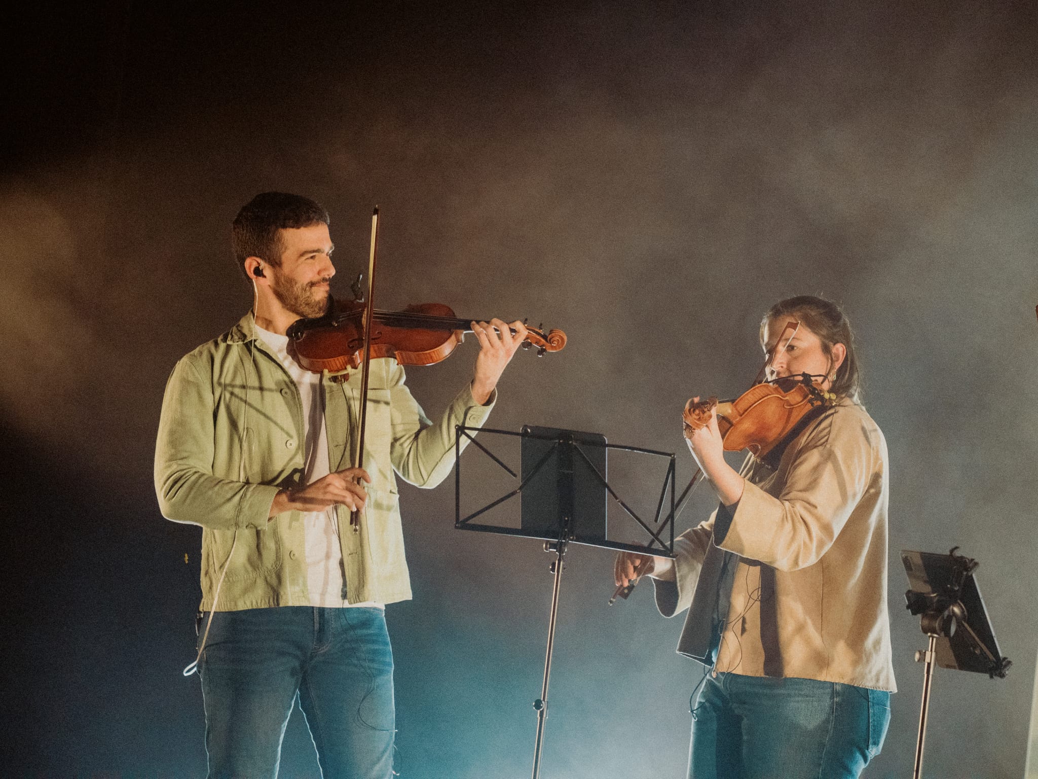 Dos violinistas de Aralar Quartet interpretando música juntos ante sus atriles